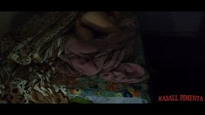 milf safada divide a cama com jovem! jovem veio passar final de semana em sua casa, e ela tramou para que tivessem que dividir a cama