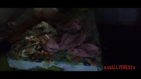 milf safada divide a cama com jovem! jovem veio passar final de semana em sua casa, e ela tramou para que tivessem que dividir a cama