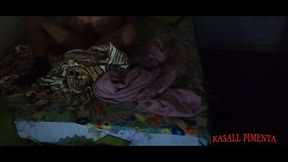 milf safada divide a cama com jovem! jovem veio passar final de semana em sua casa, e ela tramou para que tivessem que dividir a cama