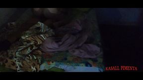 milf safada divide a cama com jovem! jovem veio passar final de semana em sua casa, e ela tramou para que tivessem que dividir a cama