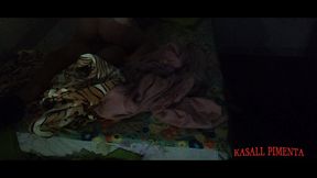 milf safada divide a cama com jovem! jovem veio passar final de semana em sua casa, e ela tramou para que tivessem que dividir a cama