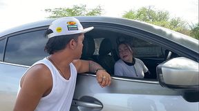 Encuentro a un peque&ntilde_o enano en medio de la nada y le hago el favor de llevarlo a su casa con la condici&oacute_n de cumplir mi fantas&iacute_a sexual de follar con un enano, no sabia que tenia una polla enorme.