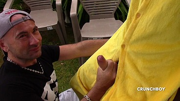 il se fait baiser dans son jardin par son pote deguisé