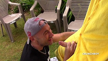 il se fait baiser dans son jardin par son pote deguisé