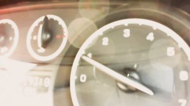 La Italian stepmom masturbates in the car while taking her stepson to school