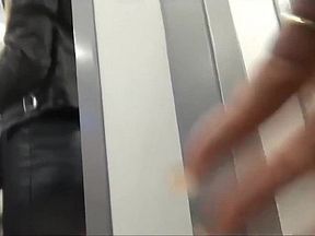 Im Auto gefickt und dann mit Sperma im Gesicht einkaufen gegangen