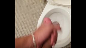 Me hago la paja en el ba&ntilde_o del trabajo luego de ver porno