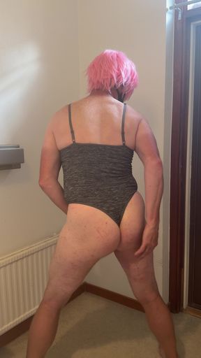The whore in pink hair masturbates and cumming and wetting herself