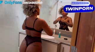 Estava me arrumando para sair com meu amante mais ele não aguentou e pediu para fuder/ part01