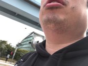東京湾岸警察署の近くを散歩する男