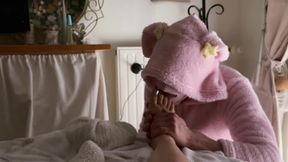 Un lapin rose vient câliner mes pieds dès le réveil