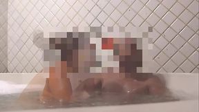 Hotwife e seu amante conversando com o corno depois de muito foderem na frente dele. (UNDERWATER TAKES)