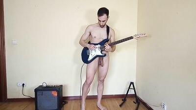 TOCO la GUITARRA completamente DESNUDO ????????????