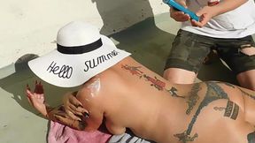 tomando sol en la terraza el pibe que barria me coje el culo y me llena la espalda de leche