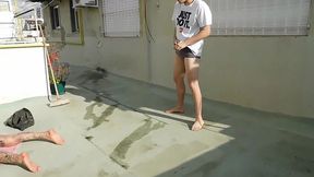 tomando sol en la terraza el pibe que barria me coje el culo y me llena la espalda de leche