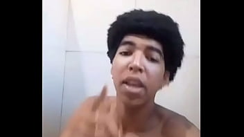 PRETINHO SAFADO BATENDO UMA NO BANHEIRO AO SOM DE PABLO DO ARROCHA