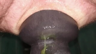 Begieriger schwuler Bottom befriedigt sich selbst tief mit einem Buttplug.