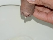 hombre joven desesperado pissing, erección matutina, primer plano