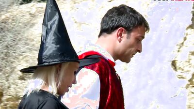 Gina Snake cosplays as Pearl necklace and takes on two huge cocks like a pro