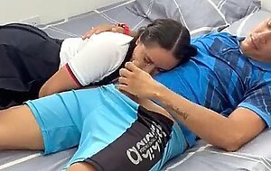 Le doy unas bofetadas con mi verga a mi hijastra despues de clases y termina montando mi verga