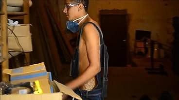 CHEFE VEM CHECAR A OBRA E ACABA PASSANDO A ROLA NO PEÃO
