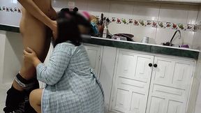 el repartidor llega a entregar una encomienda y la mujer no tiene como pagar ella le dice que si le puede pagar con su cuerpo el acepta y comienza a folla que suerte la de este repartido