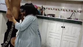 el repartidor llega a entregar una encomienda y la mujer no tiene como pagar ella le dice que si le puede pagar con su cuerpo el acepta y comienza a folla que suerte la de este repartido