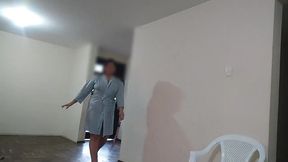 el repartidor llega a entregar una encomienda y la mujer no tiene como pagar ella le dice que si le puede pagar con su cuerpo el acepta y comienza a folla que suerte la de este repartido