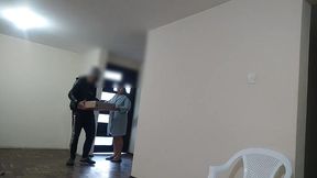 el repartidor llega a entregar una encomienda y la mujer no tiene como pagar ella le dice que si le puede pagar con su cuerpo el acepta y comienza a folla que suerte la de este repartido