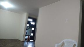 el repartidor llega a entregar una encomienda y la mujer no tiene como pagar ella le dice que si le puede pagar con su cuerpo el acepta y comienza a folla que suerte la de este repartido