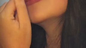 Morena sexy se exibindo com nariz lindo