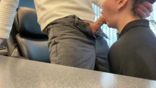 Une secrétaire infidèle au gros cul, une vraie salope, se fait sucer la bite avec intensité.