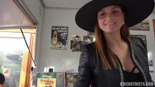 Cosplayerka-wiedźma poderwana w miejscu publicznym i wydymana