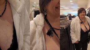 essayage de veste dans le magasin