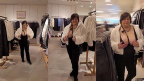 essayage de veste dans le magasin