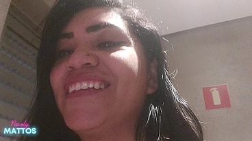 Segurança do condominio me reconheceu botou eu pra mamar sua rola preta grande e gozou na minha buceta no banheiro