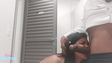 Segurança do condominio me reconheceu botou eu pra mamar sua rola preta grande e gozou na minha buceta no banheiro
