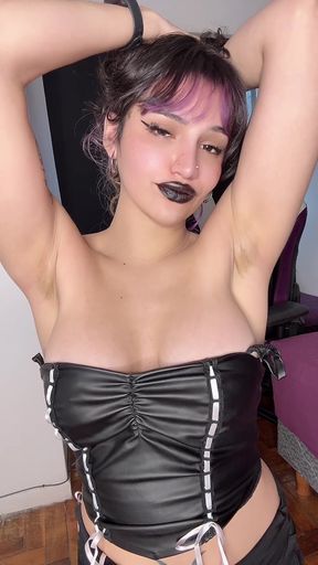Femme fatale dominates in armpit play