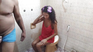 Une fellation mène à une éjaculation collante dans son cul serré