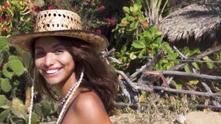 Mexican babe stripped naked at the beach