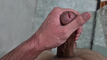 GOZANDO GOSTOSO NO BANHO