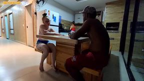 GAROTA TRANZA SEXO COM O SEU P4D4STR0 ENQUANTO SUA M4M4E FAZ AFAZERES DOMESTICOS