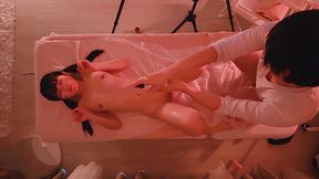 Amateur girlfriend gets oily in steamy beauty salon session