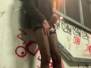 Парень в чулках дрочит на публике и кончает на ноги