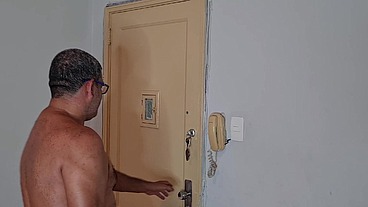 Minha amada deixou a chave com a vizinha para mim, quando eu fui buscar o marido da vizinha que me atendeu, mandou eu entrar e fudeu meu cu com aquele pauzão grande e grosso