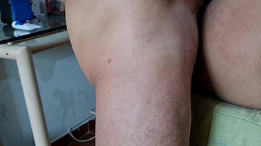 Minha amada deixou a chave com a vizinha para mim, quando eu fui buscar o marido da vizinha que me atendeu, mandou eu entrar e fudeu meu cu com aquele pauzão grande e grosso