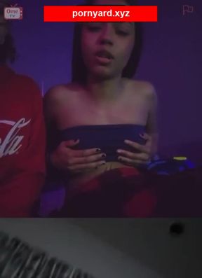Amateur teen flashes webcam in homemade clip