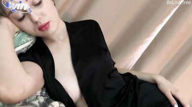 Smukke stedmor inviterede sin stedsøn til at gå i seng sammen for at overnatte og afslappet sex