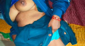 Bhaiya bhabhi ke bur pe pesab kar rahe the tabhi devar madharchod ne video bana ke viral kiya.chachi ke chut se pani.xxx sex vid