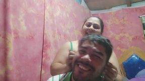 Dominación suave: controlando su oreja, su boca y su cuerpo.